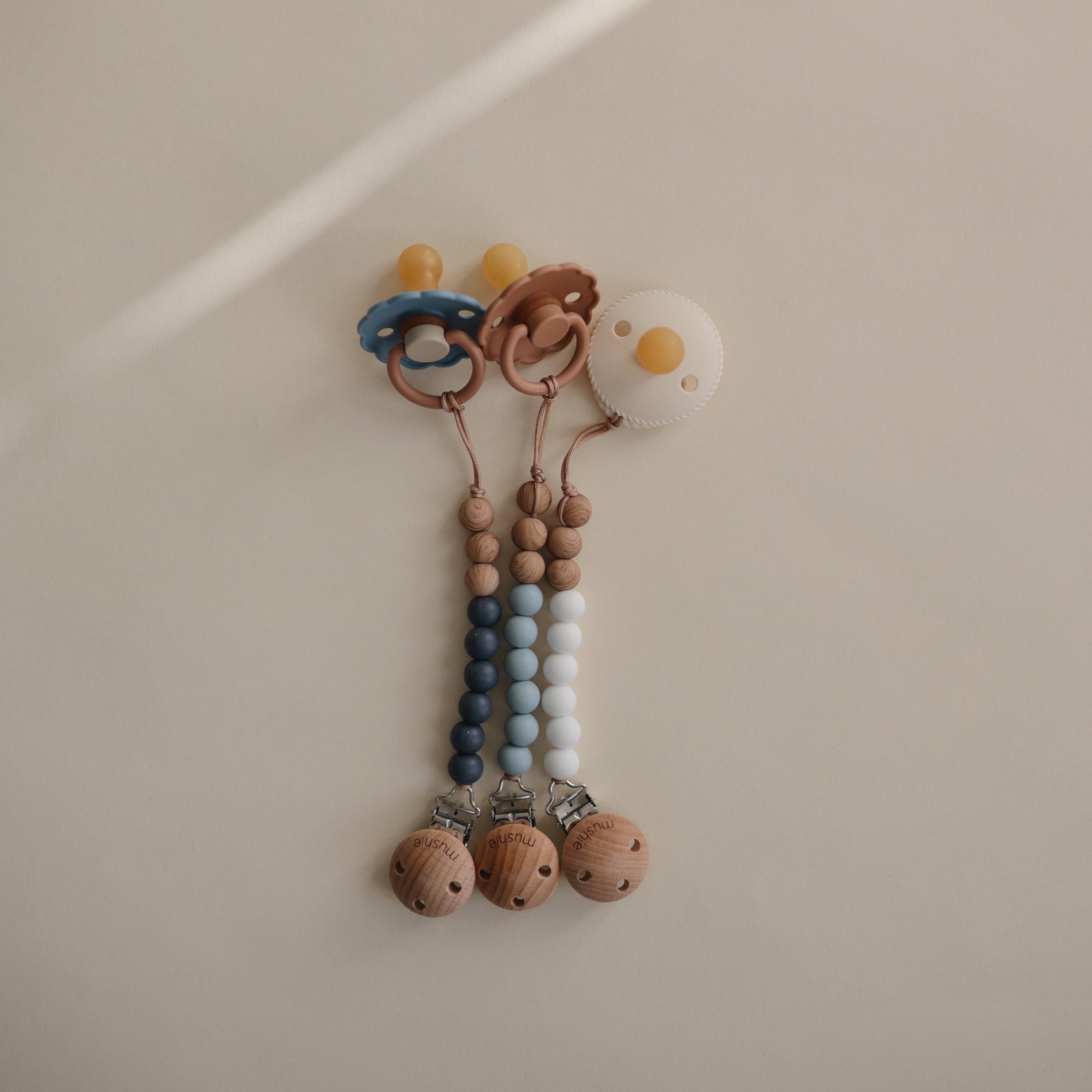 FRIGG Daisy Natural Rubber Pacifier 2-Pack {Drop Ship}