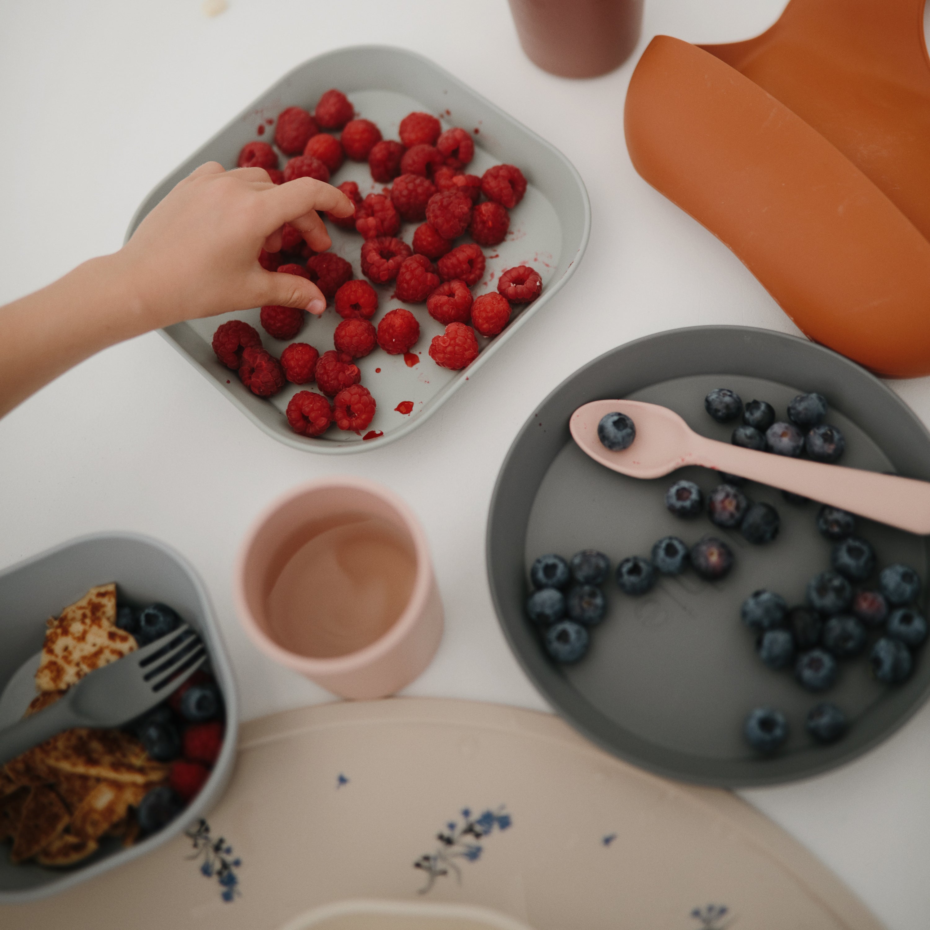 Round Dinnerware Plates {Drop Ship}