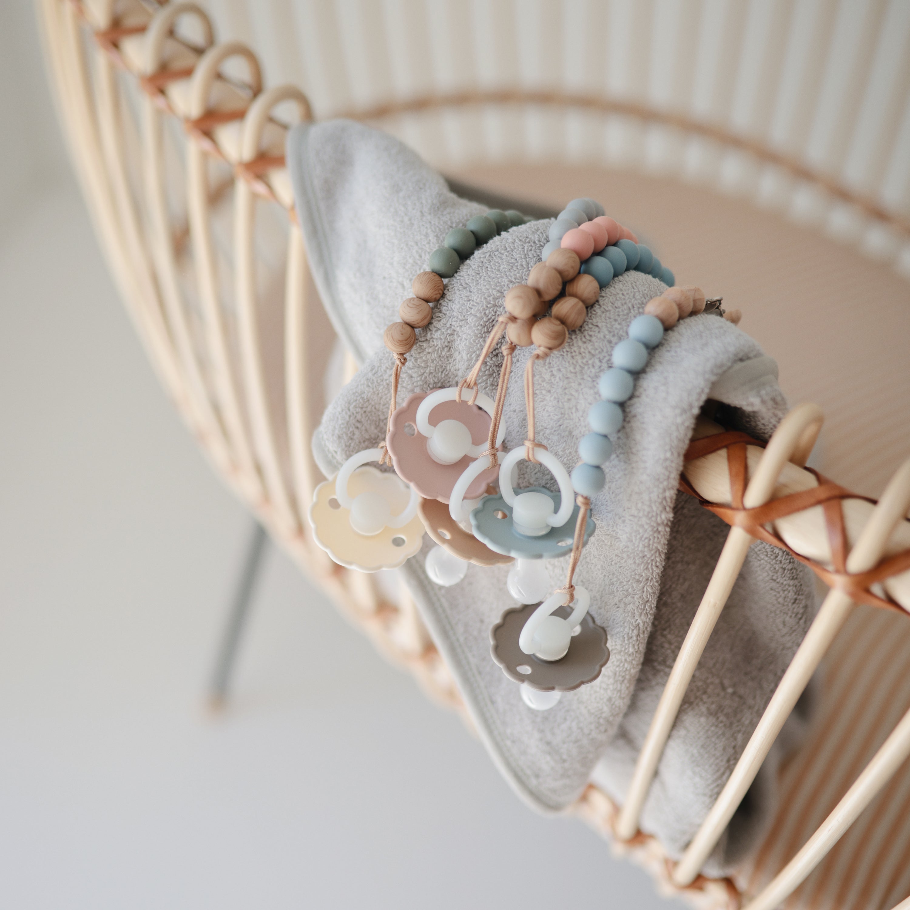 Silicone Pacifier Clip | Eva {Drop Ship}