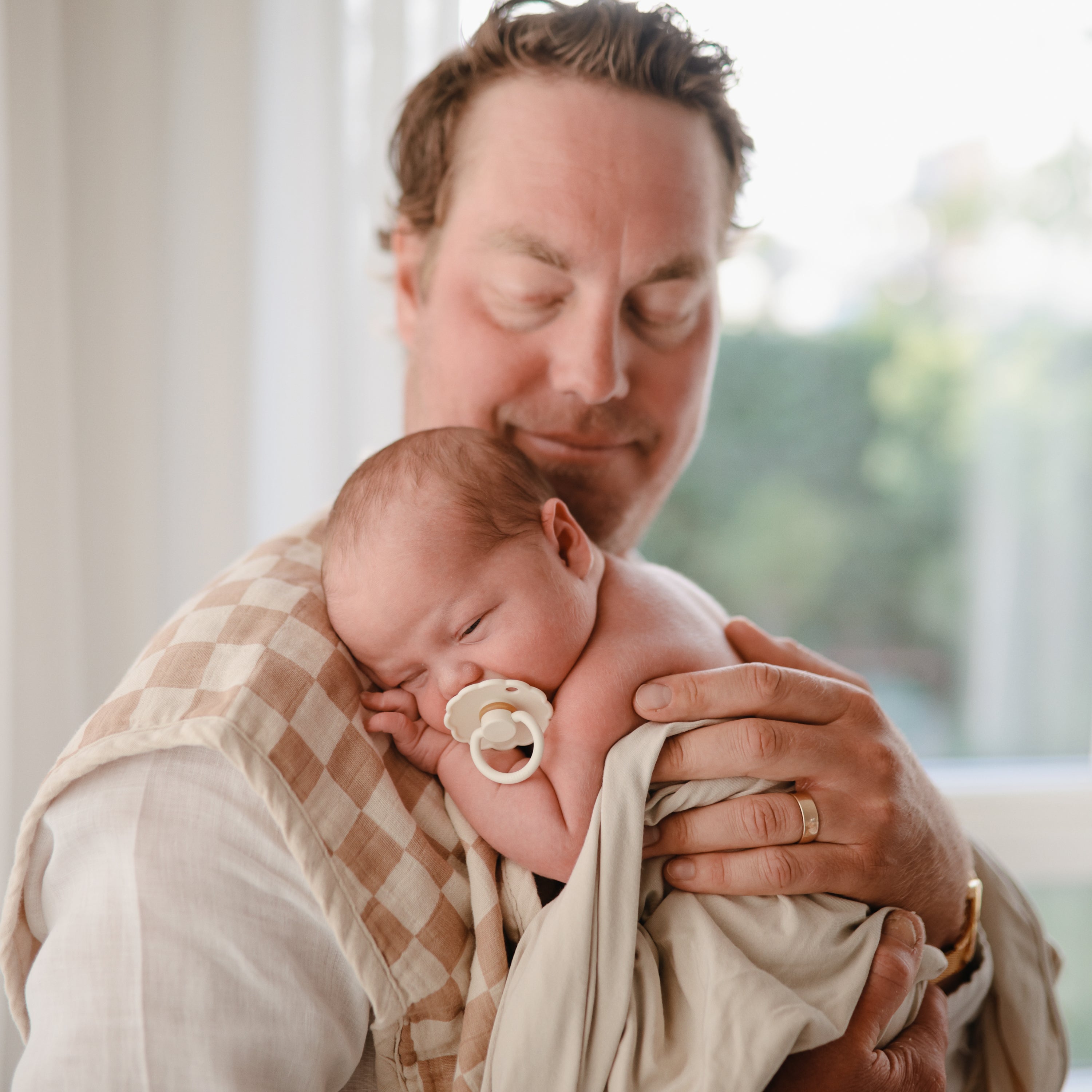 FRIGG Daisy Natural Rubber Pacifier 2-Pack {Drop Ship}