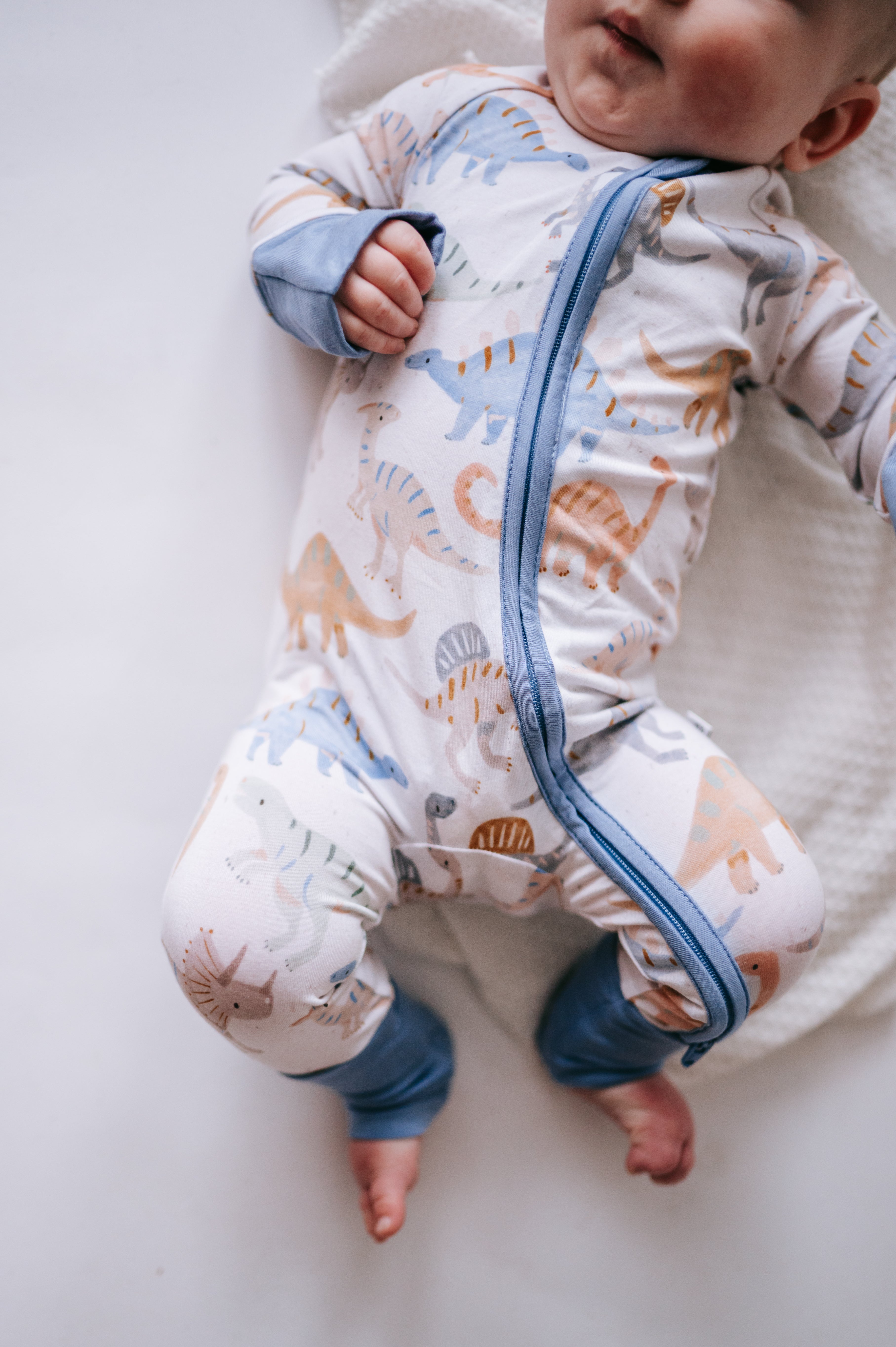 Roar - (Snug Zip Stretch)